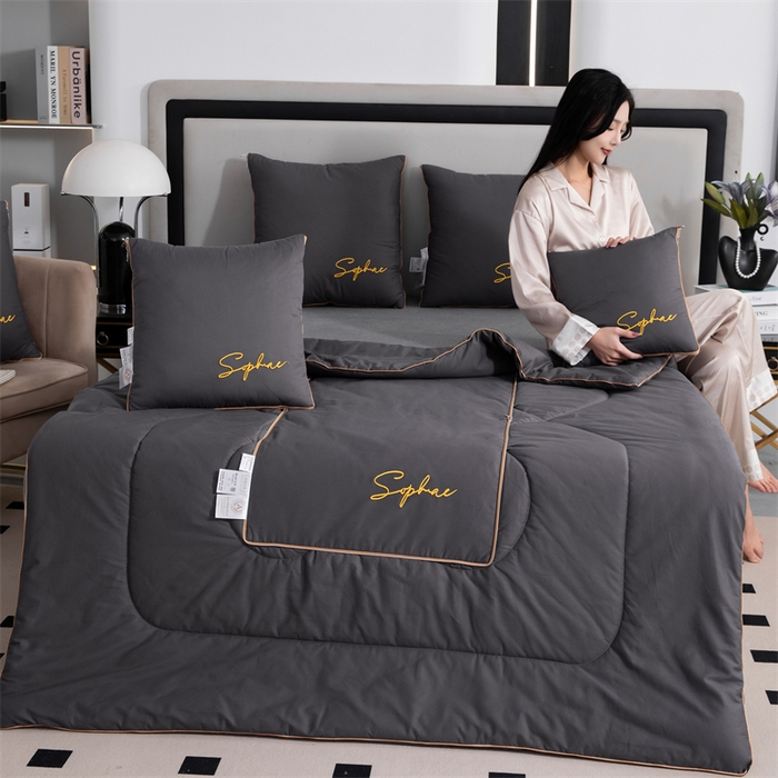 91家纺网 家纺一手货源 找家纺 照世家纺 2024新款时尚简约抗菌棉抱枕被 深灰