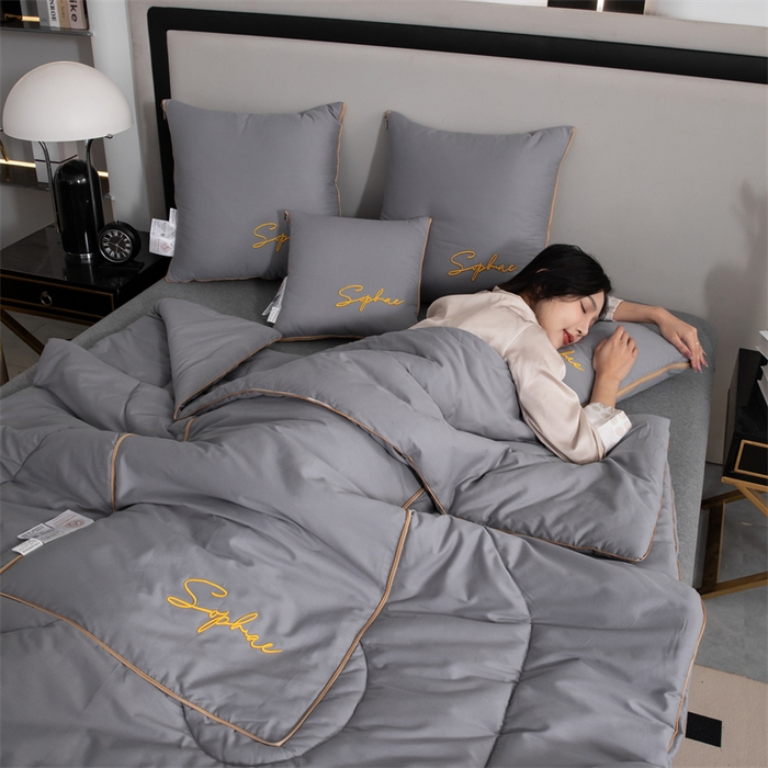 91家纺网 家纺一手货源 找家纺 照世家纺 2024新款时尚简约抗菌棉抱枕被 浅灰