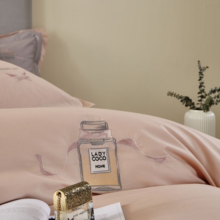 91家纺网 家纺一手货源 找家纺 LADY COCO 2024新款全棉翻盖式三边拉链四件套-东方好棉香水瓶系列 目光色
