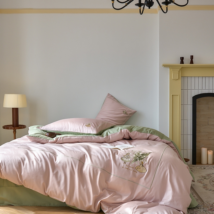 91家纺网 家纺一手货源 找家纺 秀色家纺 2025新款ins风春季纯棉床上四件套高级感透气全棉网红床品被套床单三件套-绣花小女孩 铃兰花女孩-茱萸粉山栀茶