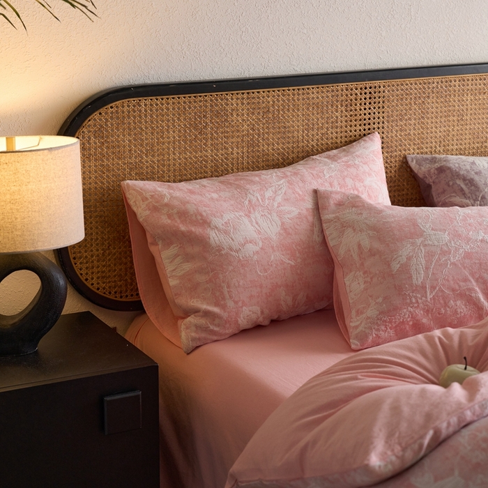 91家纺网 家纺一手货源 找家纺 安莱生活 2025新款蔷薇物语色织双层纱大提花基础款四件套 蔷薇物语-粉色