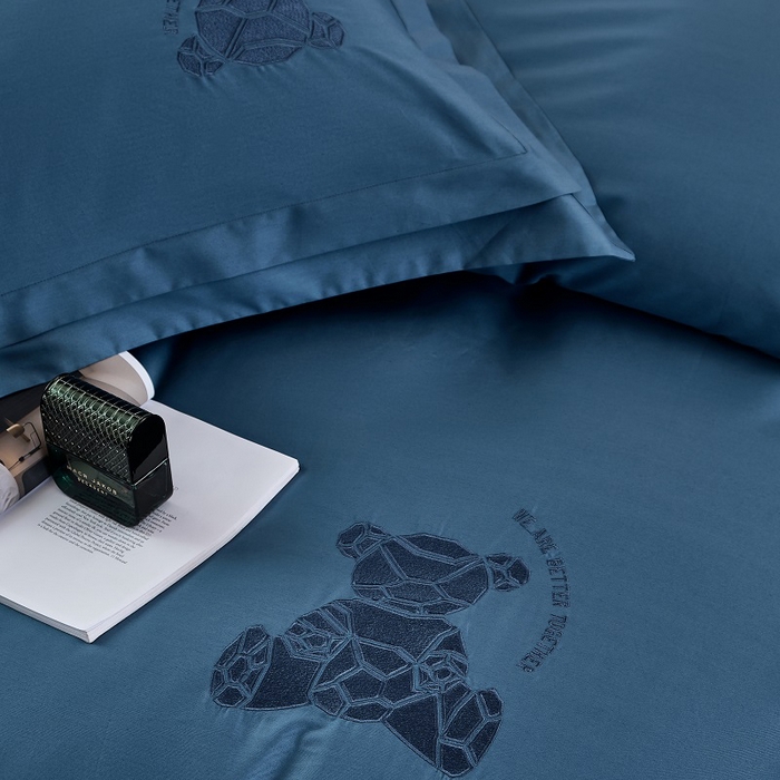 91家纺网 家纺一手货源 找家纺 LADY COCO 2024新款全棉翻盖式三边拉链四件套-东方好棉冠军熊系列 蓝色