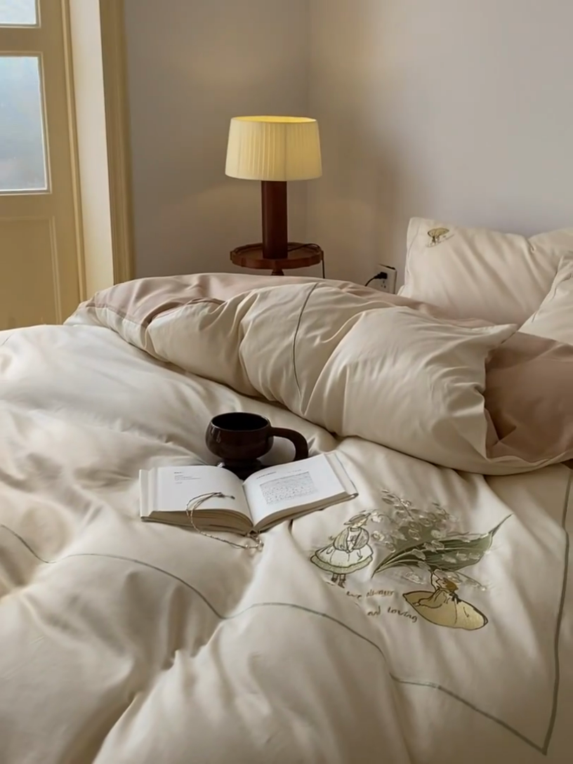 91家纺网 家纺一手货源 找家纺 秀色家纺 2025新款ins风春季纯棉床上四件套高级感透气全棉网红床品被套床单三件套-绣花小女孩 铃兰花女孩-奶昔白香槟金