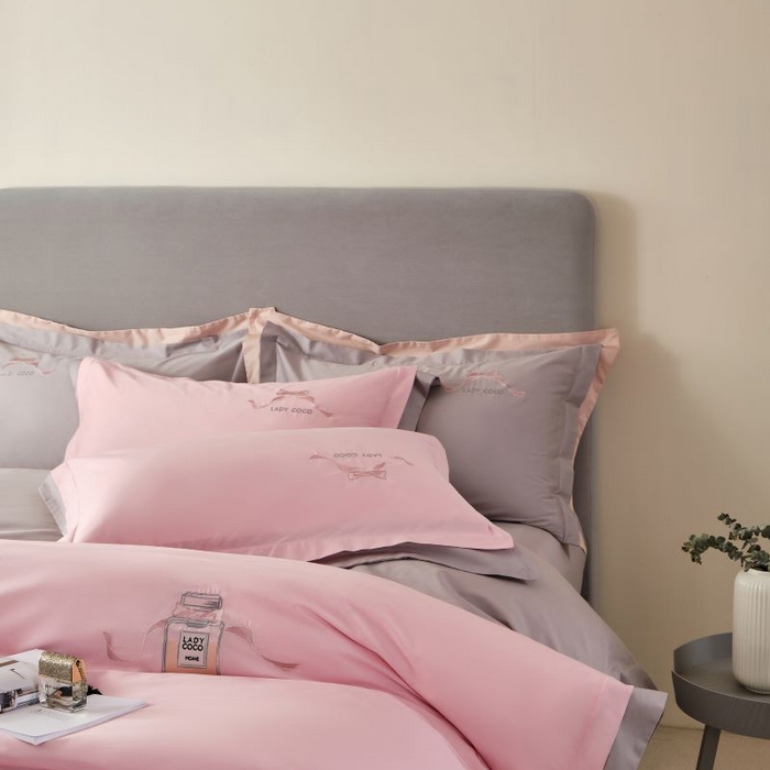 91家纺网 家纺一手货源 找家纺 LADY COCO 2024新款全棉翻盖式三边拉链四件套-东方好棉香水瓶系列 蔷薇粉