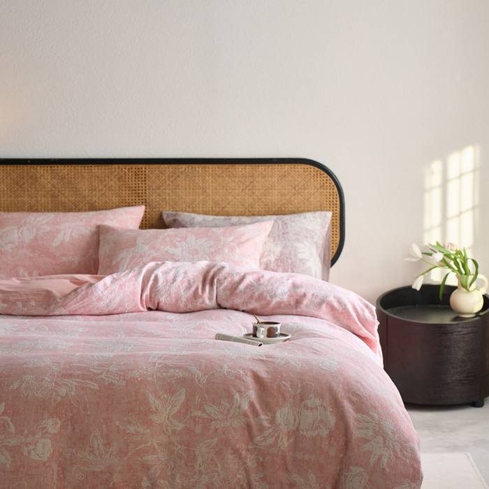 91家纺网 家纺一手货源 找家纺 安莱生活 2025新款蔷薇物语色织双层纱大提花基础款四件套 蔷薇物语-粉色