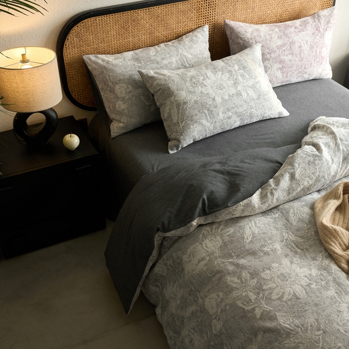 91家纺网 家纺一手货源 找家纺 安莱生活 2025新款蔷薇物语色织双层纱大提花基础款四件套 蔷薇物语-深灰