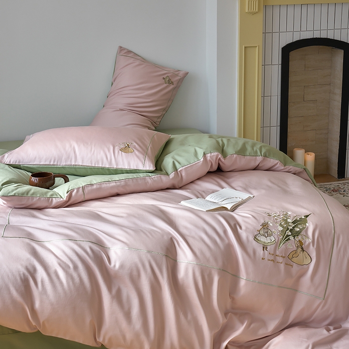 91家纺网 家纺一手货源 找家纺 秀色家纺 2025新款ins风春季纯棉床上四件套高级感透气全棉网红床品被套床单三件套-绣花小女孩 铃兰花女孩-茱萸粉山栀茶