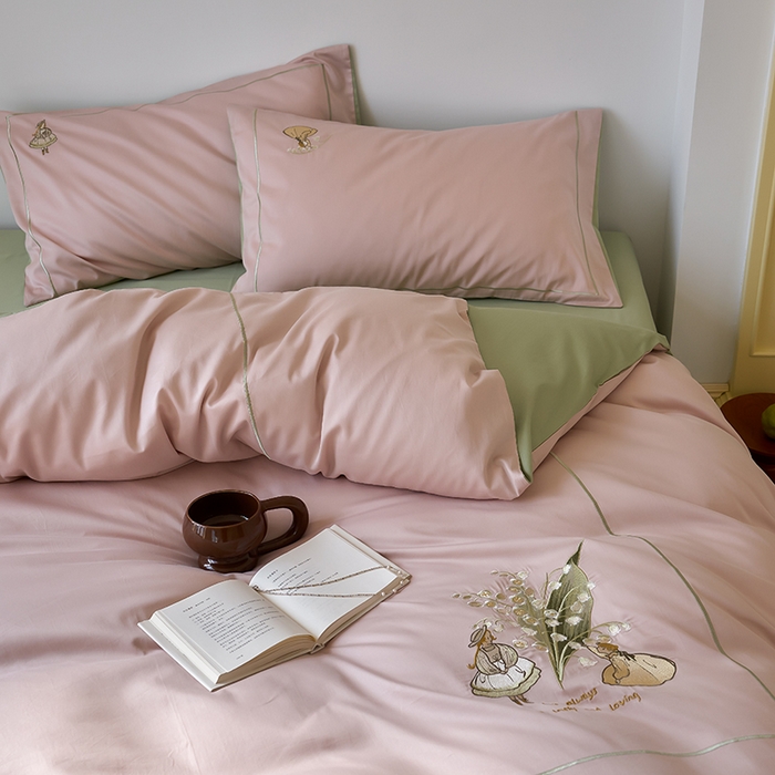 91家纺网 家纺一手货源 找家纺 秀色家纺 2025新款ins风春季纯棉床上四件套高级感透气全棉网红床品被套床单三件套-绣花小女孩 铃兰花女孩-茱萸粉山栀茶