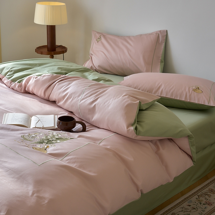 91家纺网 家纺一手货源 找家纺 秀色家纺 2025新款ins风春季纯棉床上四件套高级感透气全棉网红床品被套床单三件套-绣花小女孩 铃兰花女孩-茱萸粉山栀茶