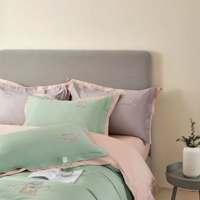 91家纺网 家纺一手货源 找家纺 LADY COCO 2024新款全棉翻盖式三边拉链四件套-东方好棉香水瓶系列 羽翠韵