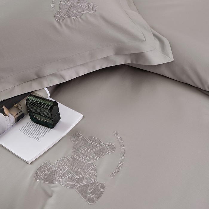 91家纺网 家纺一手货源 找家纺 LADY COCO 2024新款全棉翻盖式三边拉链四件套-东方好棉冠军熊系列 灰色