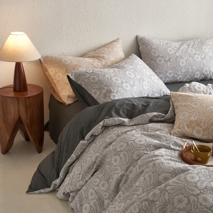 91家纺网 家纺一手货源 找家纺 安莱生活 2025新款凤尾花语色织双层纱大提花基础款四件套 凤尾花语-深灰