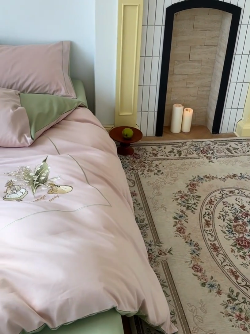 91家纺网 家纺一手货源 找家纺 秀色家纺 2025新款ins风春季纯棉床上四件套高级感透气全棉网红床品被套床单三件套-绣花小女孩 铃兰花女孩-茱萸粉山栀茶