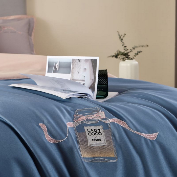 91家纺网 家纺一手货源 找家纺 LADY COCO 2024新款全棉翻盖式三边拉链四件套-东方好棉香水瓶系列 宁静蓝