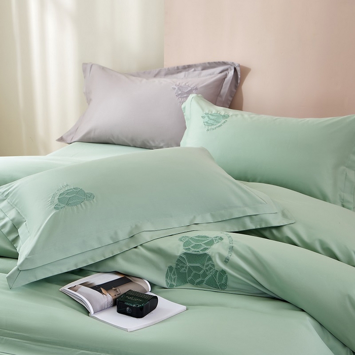 91家纺网 家纺一手货源 找家纺 LADY COCO 2024新款全棉翻盖式三边拉链四件套-东方好棉冠军熊系列 绿色