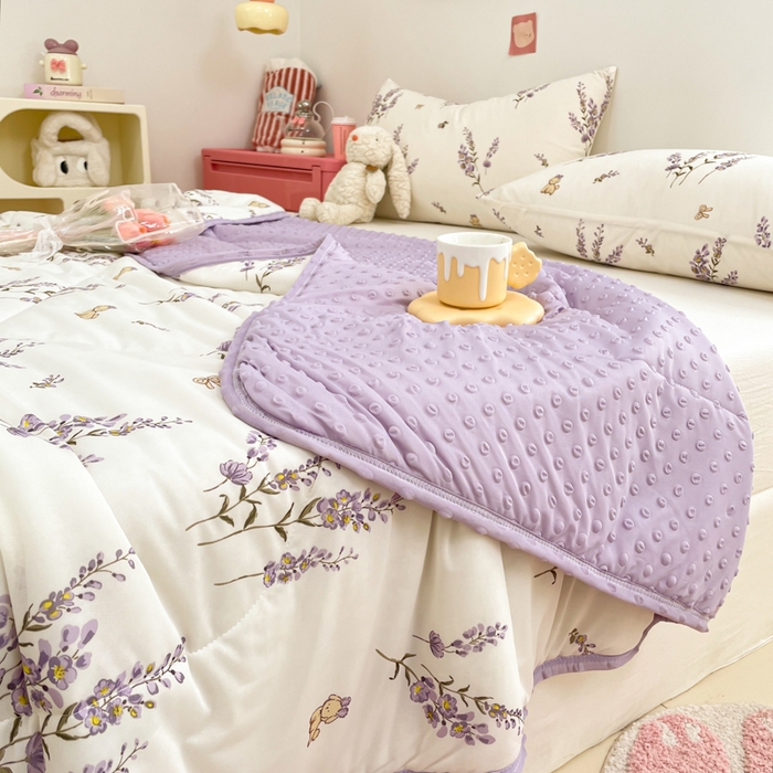 91家纺网 家纺一手货源 找家纺 美梦里 2024新款凉豆豆夏被空调被印花卡通库洛米夏凉被子 熏衣紫小狗