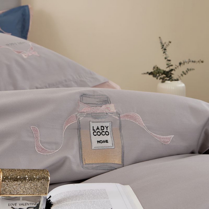 91家纺网 家纺一手货源 找家纺 LADY COCO 2024新款全棉翻盖式三边拉链四件套-东方好棉香水瓶系列 轻纱灰