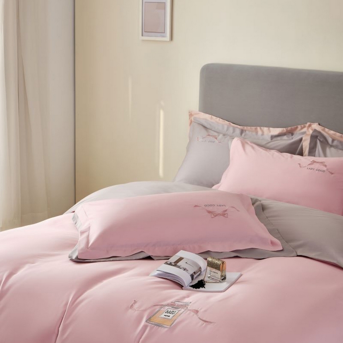 91家纺网 家纺一手货源 找家纺 LADY COCO 2024新款全棉翻盖式三边拉链四件套-东方好棉香水瓶系列 蔷薇粉