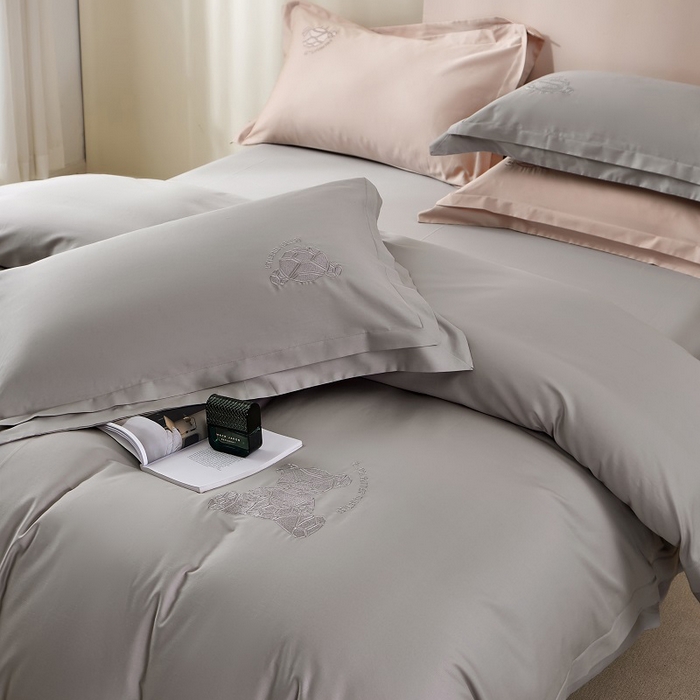 91家纺网 家纺一手货源 找家纺 LADY COCO 2024新款全棉翻盖式三边拉链四件套-东方好棉冠军熊系列 灰色