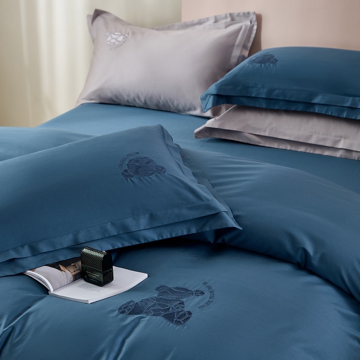 91家纺网 家纺一手货源 找家纺 LADY COCO 2024新款全棉翻盖式三边拉链四件套-东方好棉冠军熊系列 蓝色