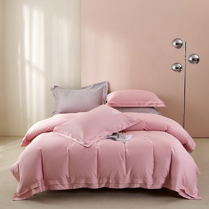 91家纺网 家纺一手货源 找家纺 LADY COCO 2024新款全棉翻盖式三边拉链四件套-东方好棉冠军熊系列 粉色