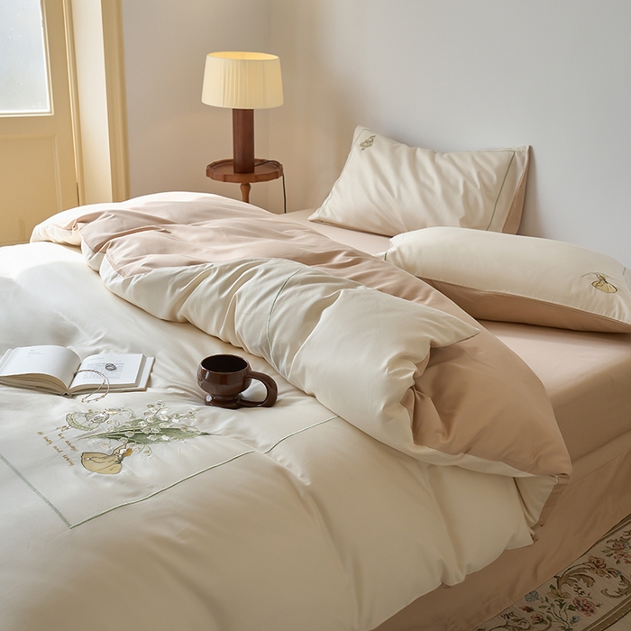 91家纺网 家纺一手货源 找家纺 秀色家纺 2025新款ins风春季纯棉床上四件套高级感透气全棉网红床品被套床单三件套-绣花小女孩 铃兰花女孩-奶昔白香槟金