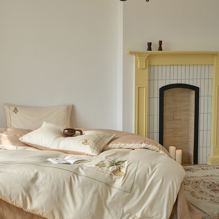 91家纺网 家纺一手货源 找家纺 秀色家纺 2025新款ins风春季纯棉床上四件套高级感透气全棉网红床品被套床单三件套-绣花小女孩 铃兰花女孩-奶昔白香槟金