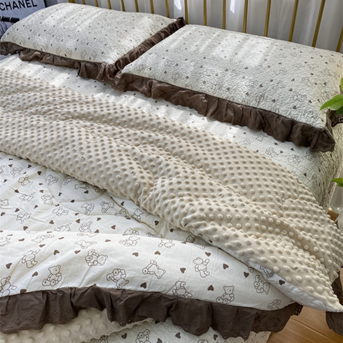 91家纺网 家纺一手货源 找家纺 暖居 2024新款豆豆被四件套 贝贝熊