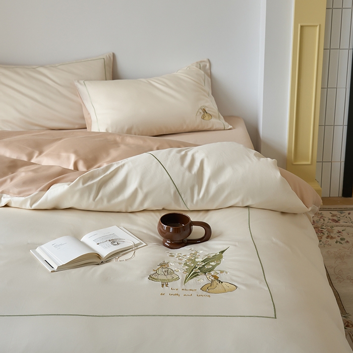 91家纺网 家纺一手货源 找家纺 秀色家纺 2025新款ins风春季纯棉床上四件套高级感透气全棉网红床品被套床单三件套-绣花小女孩 铃兰花女孩-奶昔白香槟金