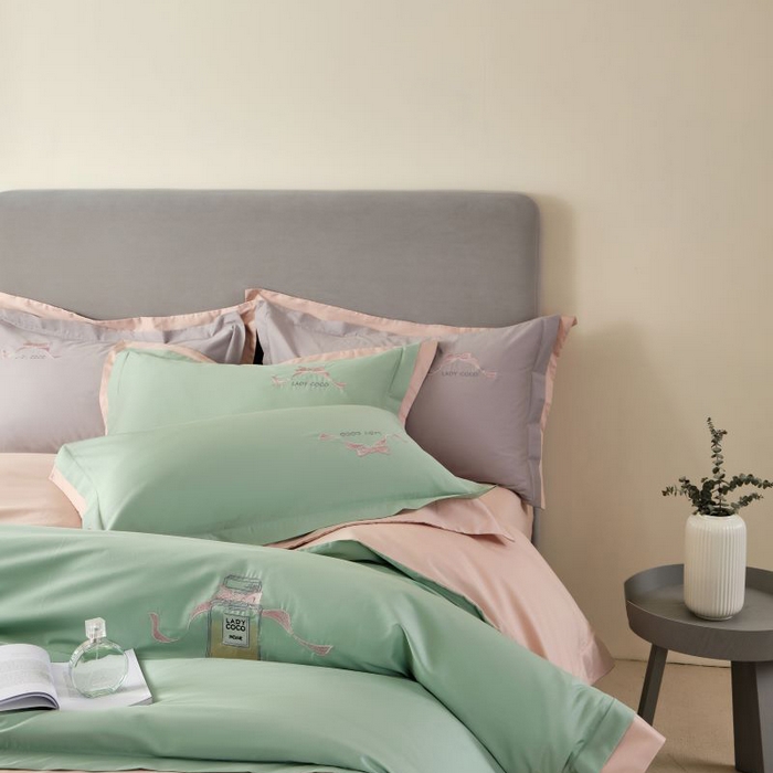 91家纺网 家纺一手货源 找家纺 LADY COCO 2024新款全棉翻盖式三边拉链四件套-东方好棉香水瓶系列 羽翠韵