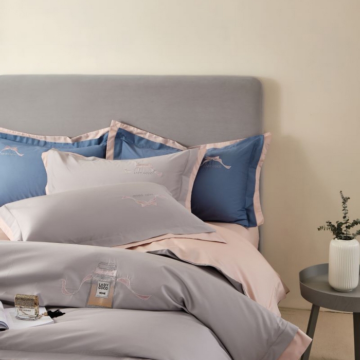 91家纺网 家纺一手货源 找家纺 LADY COCO 2024新款全棉翻盖式三边拉链四件套-东方好棉香水瓶系列 轻纱灰