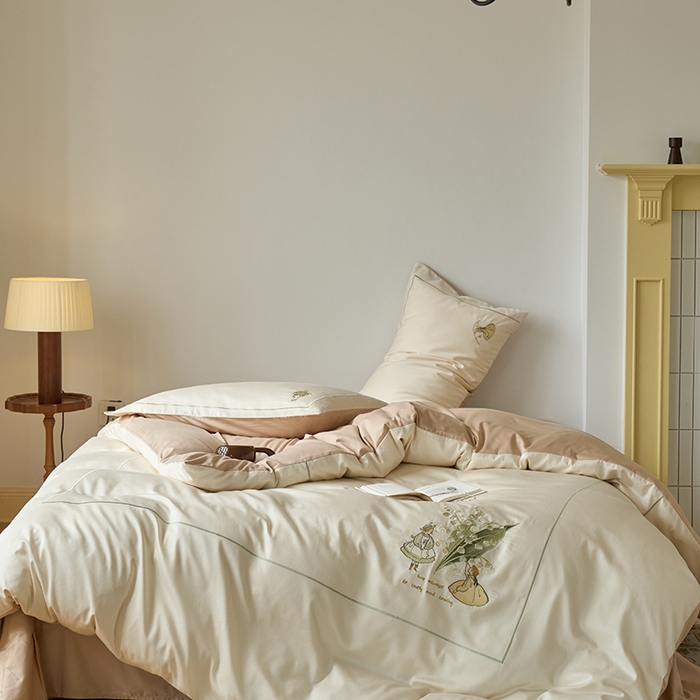 91家纺网 家纺一手货源 找家纺 秀色家纺 2025新款ins风春季纯棉床上四件套高级感透气全棉网红床品被套床单三件套-绣花小女孩 铃兰花女孩-奶昔白香槟金