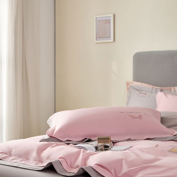 91家纺网 家纺一手货源 找家纺 LADY COCO 2024新款全棉翻盖式三边拉链四件套-东方好棉香水瓶系列 蔷薇粉