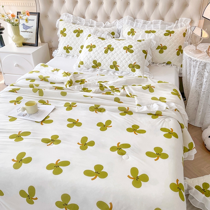 91家纺网 家纺一手货源 找家纺 虹星家纺 2024新款凉感丝印花可拆床裙套件-夏被凉席四件套 三叶星草