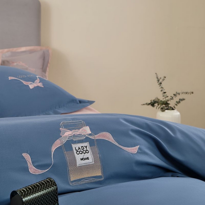 91家纺网 家纺一手货源 找家纺 LADY COCO 2024新款全棉翻盖式三边拉链四件套-东方好棉香水瓶系列 宁静蓝