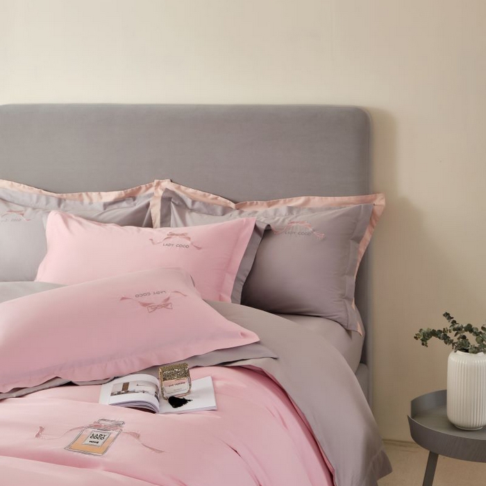 91家纺网 家纺一手货源 找家纺 LADY COCO 2024新款全棉翻盖式三边拉链四件套-东方好棉香水瓶系列 蔷薇粉