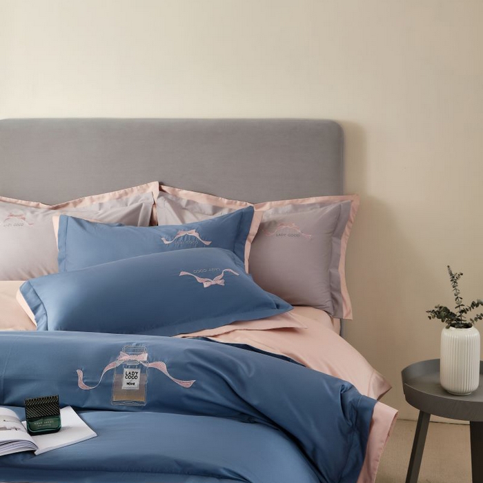 91家纺网 家纺一手货源 找家纺 LADY COCO 2024新款全棉翻盖式三边拉链四件套-东方好棉香水瓶系列 宁静蓝