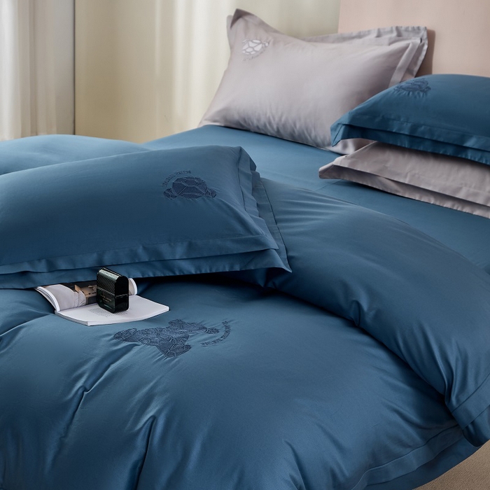 91家纺网 家纺一手货源 找家纺 LADY COCO 2024新款全棉翻盖式三边拉链四件套-东方好棉冠军熊系列 蓝色