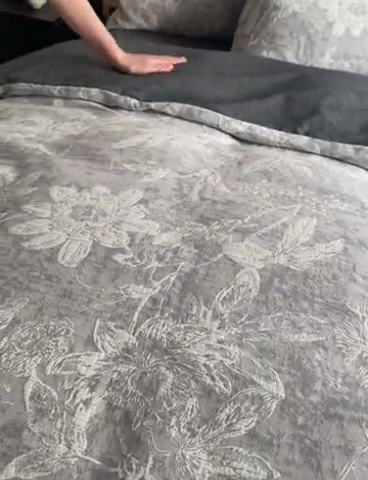 91家纺网 家纺一手货源 找家纺 安莱生活 2025新款蔷薇物语色织双层纱大提花基础款四件套 蔷薇物语-深灰