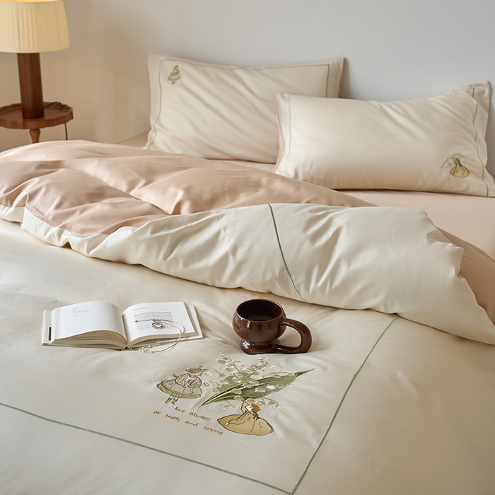 91家纺网 家纺一手货源 找家纺 秀色家纺 2025新款ins风春季纯棉床上四件套高级感透气全棉网红床品被套床单三件套-绣花小女孩 铃兰花女孩-奶昔白香槟金