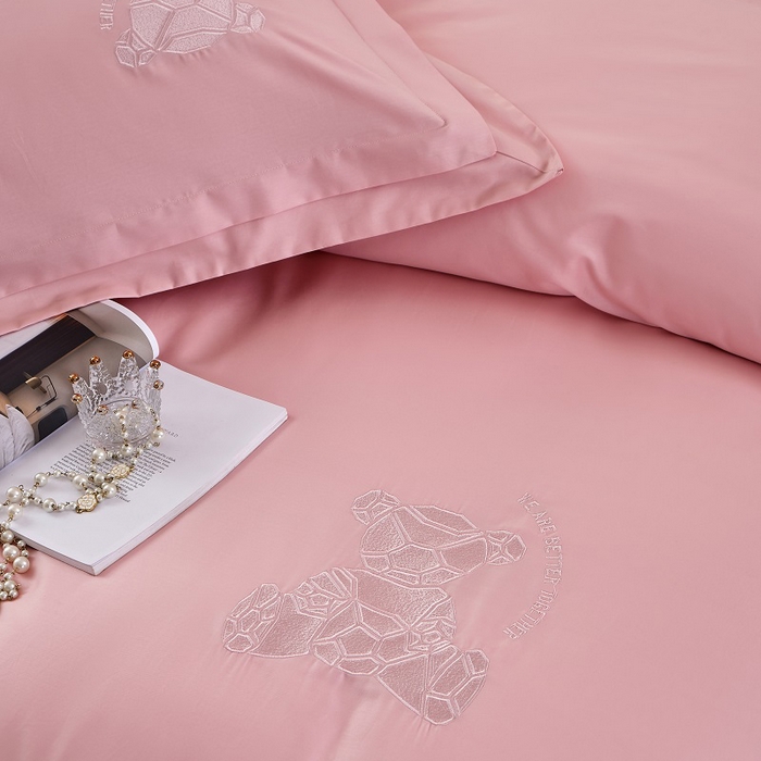 91家纺网 家纺一手货源 找家纺 LADY COCO 2024新款全棉翻盖式三边拉链四件套-东方好棉冠军熊系列 粉色