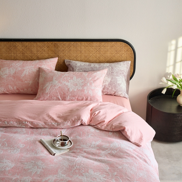 91家纺网 家纺一手货源 找家纺 安莱生活 2025新款蔷薇物语色织双层纱大提花基础款四件套 蔷薇物语-粉色