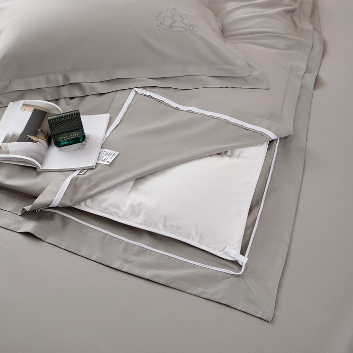 91家纺网 家纺一手货源 找家纺 LADY COCO 2024新款全棉翻盖式三边拉链四件套-东方好棉冠军熊系列 灰色