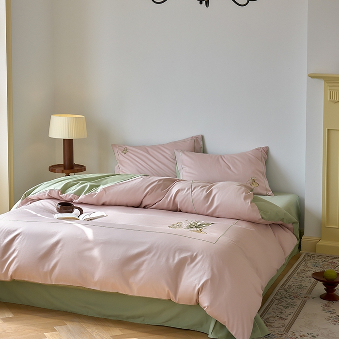 91家纺网 家纺一手货源 找家纺 秀色家纺 2025新款ins风春季纯棉床上四件套高级感透气全棉网红床品被套床单三件套-绣花小女孩 铃兰花女孩-茱萸粉山栀茶