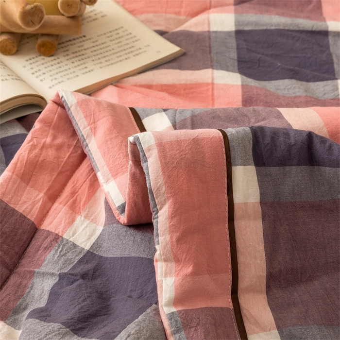 91家纺网 家纺一手货源 找家纺 21度C 2024新款A类全棉色织水洗棉棉花夏被 粉灰中格