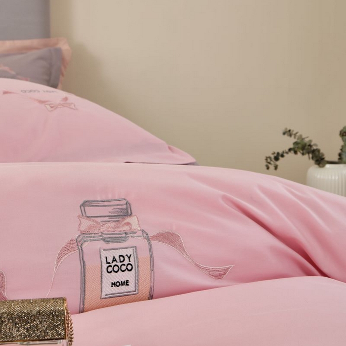 91家纺网 家纺一手货源 找家纺 LADY COCO 2024新款全棉翻盖式三边拉链四件套-东方好棉香水瓶系列 蔷薇粉