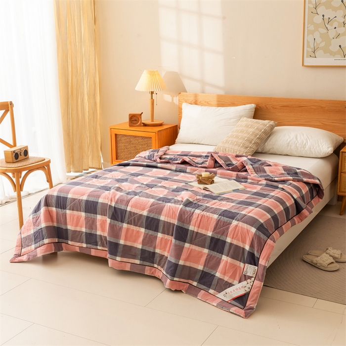 91家纺网 家纺一手货源 找家纺 21度C 2024新款A类全棉色织水洗棉棉花夏被 粉灰中格