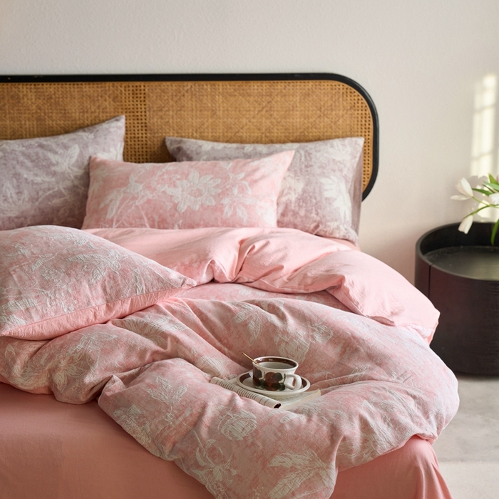 91家纺网 家纺一手货源 找家纺 安莱生活 2025新款蔷薇物语色织双层纱大提花基础款四件套 蔷薇物语-粉色