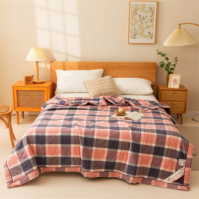 91家纺网 家纺一手货源 找家纺 21度C 2024新款A类全棉色织水洗棉棉花夏被 粉灰中格