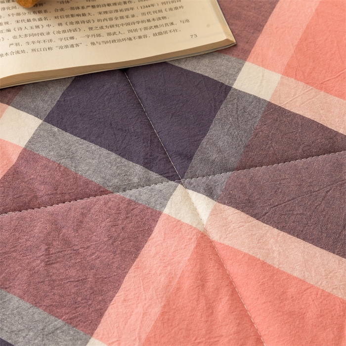 91家纺网 家纺一手货源 找家纺 21度C 2024新款A类全棉色织水洗棉棉花夏被 粉灰中格